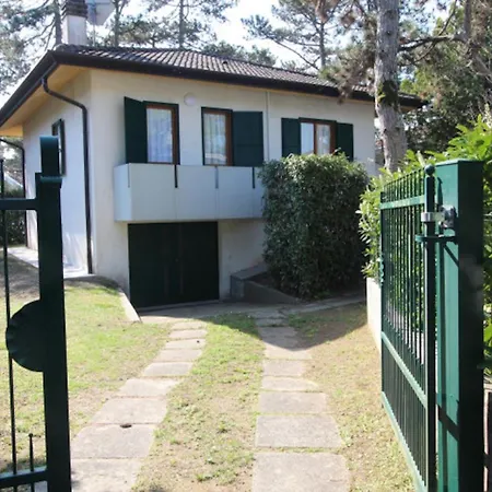 With Private Fenced Garden فيلة لينانو سابيادورو