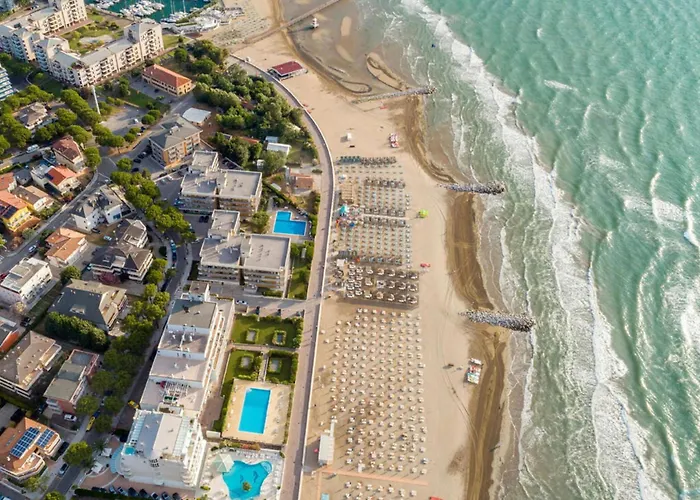 With Private Fenced Garden Линьяно-Саббьядоро